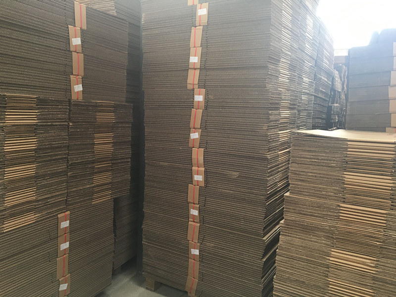 紙(zhǐ)箱生産團(tuan)隊